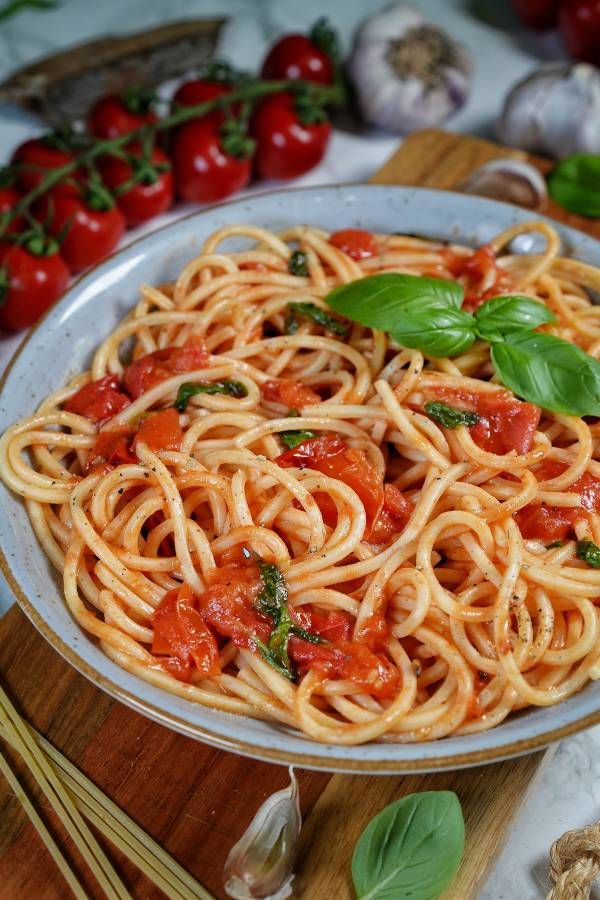 Spaghetti Pomodoro - einfaches italienisches Pasta Rezept