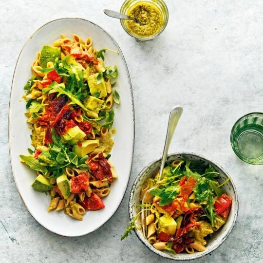 Pastasalade met pesto en avocado