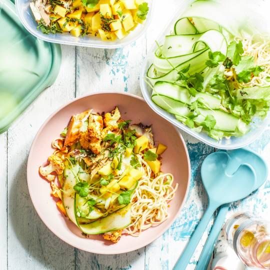 Noedelsalade met geroosterde bloemkool en makreel